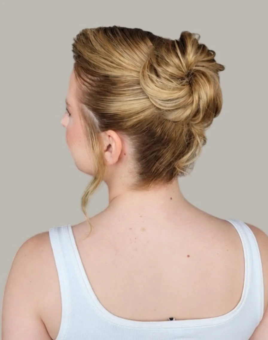 Penteado preso em coque com volume e mechas de acabamento